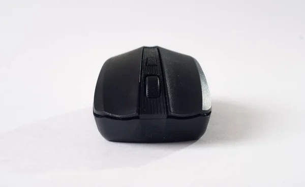 Черная мышь на белом фоне, компьютерный гаджет , — стоковое фото