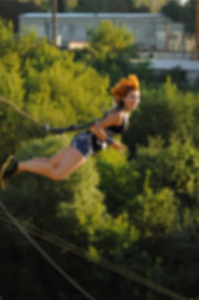 Saltos de cuerda: personas en vuelo desde una altura. —  Fotos de Stock