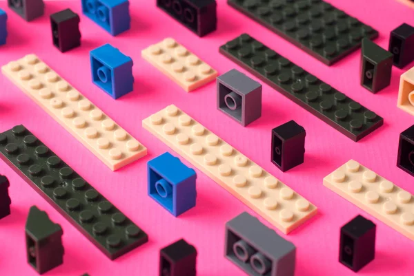 Blocs de jouets pour enfants. détails colorés sur un fond rose , — Photo