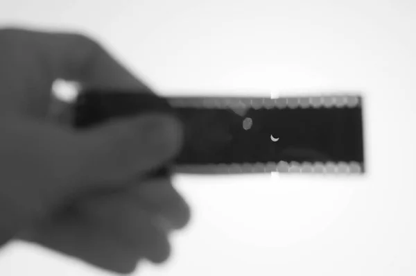 Сонячне затемнення, рука, що тримає відкриту плівку , — стокове фото