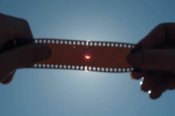 Solar Eclipse, ręka trzyma naświetlonych filmów, — Zdjęcie stockowe