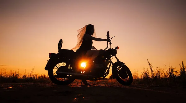 Silhueta de menina em uma motocicleta , — Fotografia de Stock
