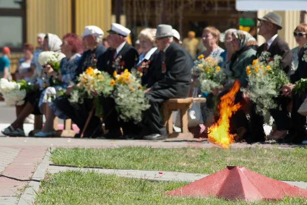 坐在退伍军人的背景上永恒的火焰, — 图库照片