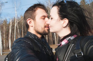 Bir selfie, sakallı adam ve tatlı esmer çift yapar,