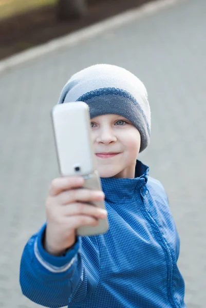 Niño tomando selfie con el teléfono móvil, el niño en el sombrero , — Foto de Stock
