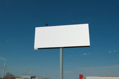 Mavi gökyüzü arkaplanındaki boş ilan panosu