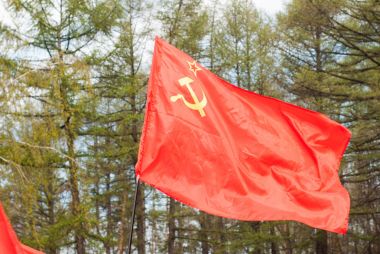 Sendika rüzgarda sallayarak bayrak