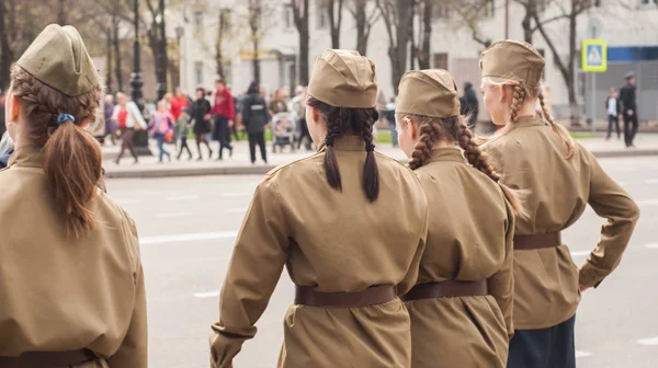 Sowjetische Soldatinnen in Uniform des Zweiten Weltkriegs, — Stockfoto