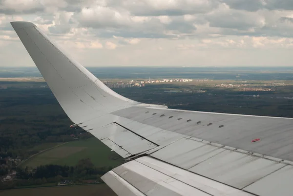 Aile de l'avion près sur le fond du ciel nuageux , — Photo