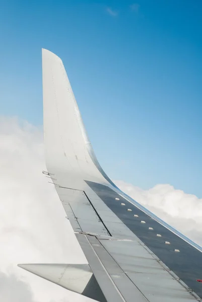 Skrzydła samolotu na błękitne niebo, — Zdjęcie stockowe