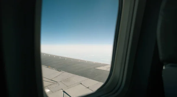 La vue depuis la fenêtre de l'avion — Photo