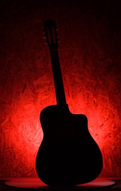 siluet klasik akustik gitar kırmızı bir arka plan üzerinde olduğunu
