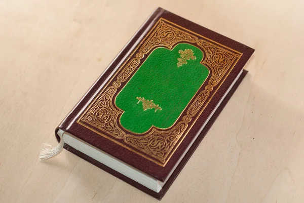 La Biblia en una mesa de madera, un libro de oraciones —  Fotos de Stock