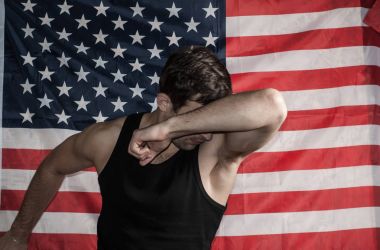 Adam bir Amerikan bayrağı arka yüzünde koruma yardım bitti,