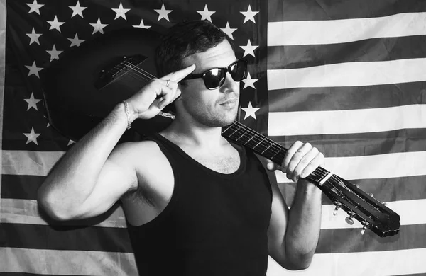 アメリカの国旗の背景にギターと男性の t シャツ, — ストック写真