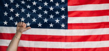 başparmak yukarıya üstünde Amerikan bayrağı arka plan