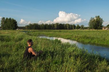Adam çimenlerde meditasyon,