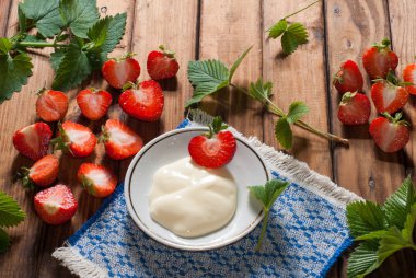 taze çilek ve ahşap arka plan yapraklarda kompozisyonu,