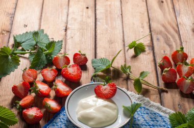 çilek ve eski ahşap masa arka plan üzerine krem şanti,
