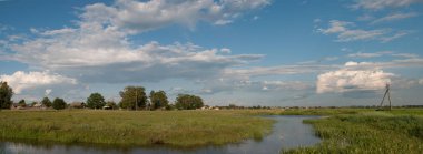 Gökyüzüne yansıyan bir sulama kanalı'nın suda panorama