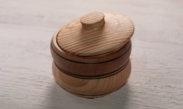 碗有盖。由木头制成的器皿. — 图库照片