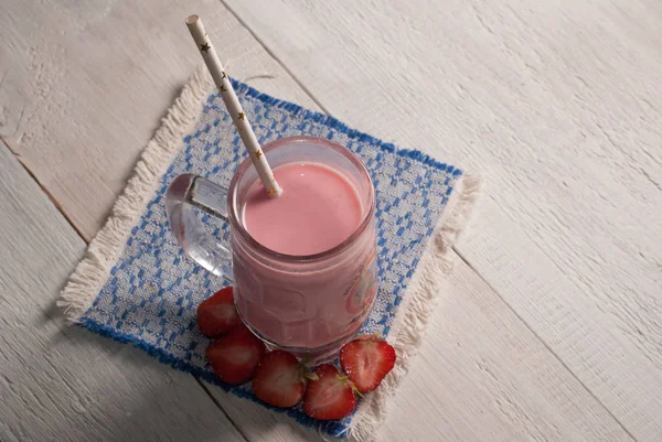 Frullato di fragole in calice di vetro con manico , — Foto Stock