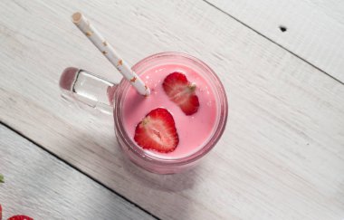 Smoothie çilek ile,