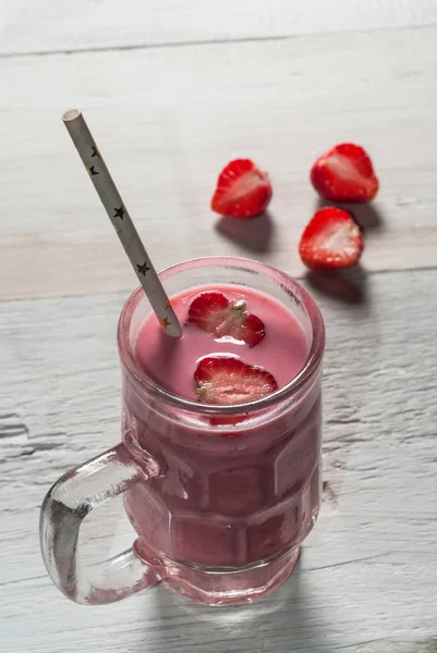 Batido de fresa en frasco de vidrio con asa , — Foto de Stock