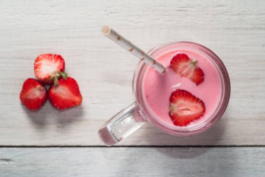 Smoothie çilek ile,