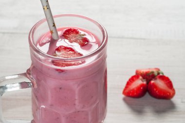 Çilekli süt yakın çekim.