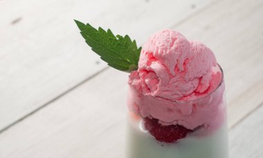 Çilekli dondurma dondurma cam Beyaz ahşap arka planda, yaz ferahlatıcı tatlı,