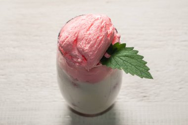 Bardakta dondurma.,