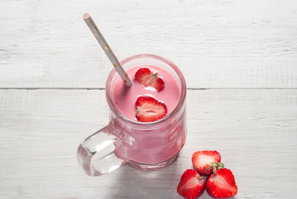 Batido de fresa en frasco de vidrio con asa , — Foto de Stock