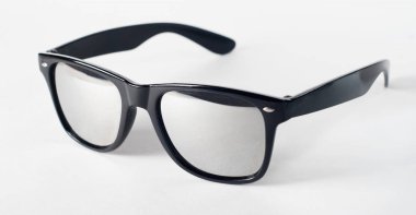 Beyaz arka plan üzerinde yansıtıcı yüzey ile güneş gözlüğü