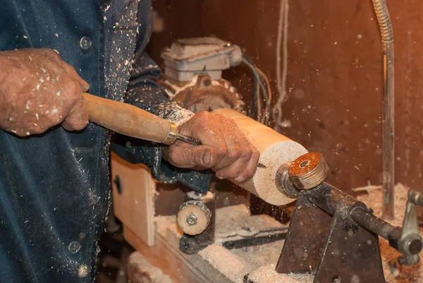 Manos de un carpintero, trabajando en el primer plano del torno , —  Fotos de Stock