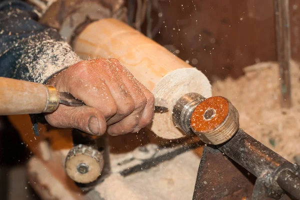 Manos de un carpintero, trabajando en el primer plano del torno , —  Fotos de Stock