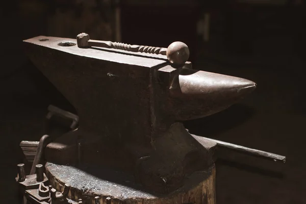 Old rusty solid anvil, forged product, — Stock Photo, Image