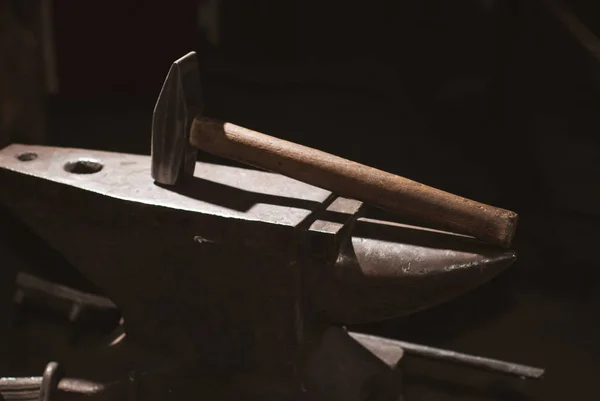 Martillo y yunque, herramientas para forjar metal — Foto de Stock