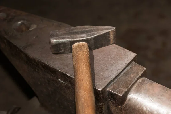 Martillo y yunque, herramientas para forjar metal — Foto de Stock