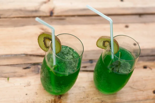 Zwei Gläser kaltes frisches Grüngetränk auf der Holztheke, — Stockfoto
