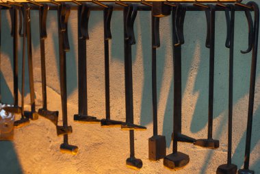 Çekiç dövme smithy duvardaki kümesi,