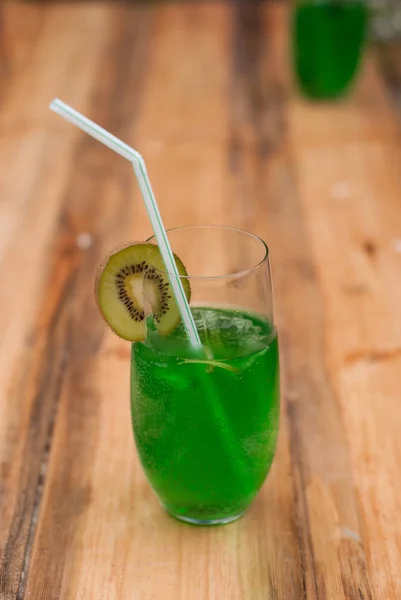 Um copo de bebida verde fresca fria na barra de madeira , — Fotografia de Stock