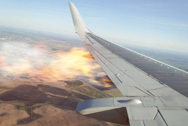 Płonący skrzydła samolotu, samolot spada, — Zdjęcie stockowe