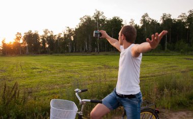 Yakışıklı genç adam içinde beyaz t-shirt ve şort.