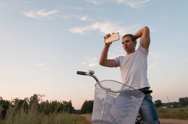 Yakışıklı genç adam içinde beyaz t-shirt ve şort.