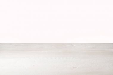 Beyaz arka plan, rustik masa üzerinde beyaz ahşap tezgah