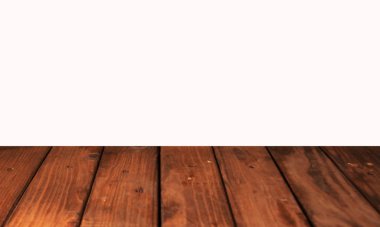 Beyaz arka planlı, ahşap üst boş ahşap masa