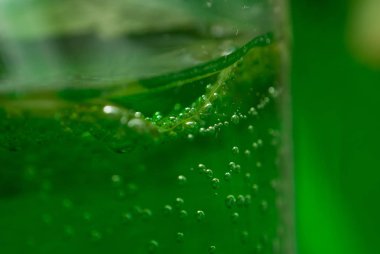 Yeşil bira, bira baloncuklar yakın çekim