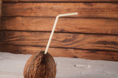 saman üzerinde ahşap masa içme ile soyulmuş Hindistan cevizi