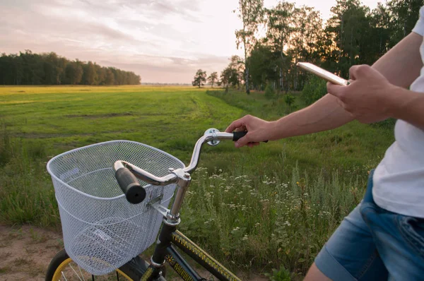 Велосипедист, використовуючи Навігатор на вашому смартфоні, — стокове фото
